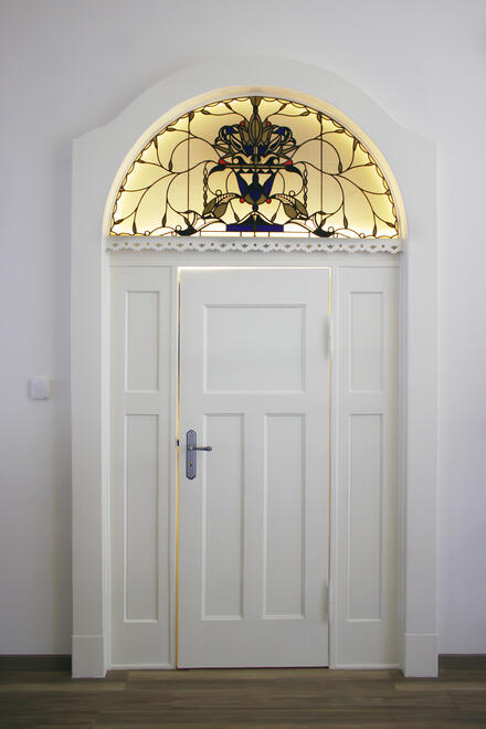 Die alte Eingangstür im Raum der Stille im Hospiz