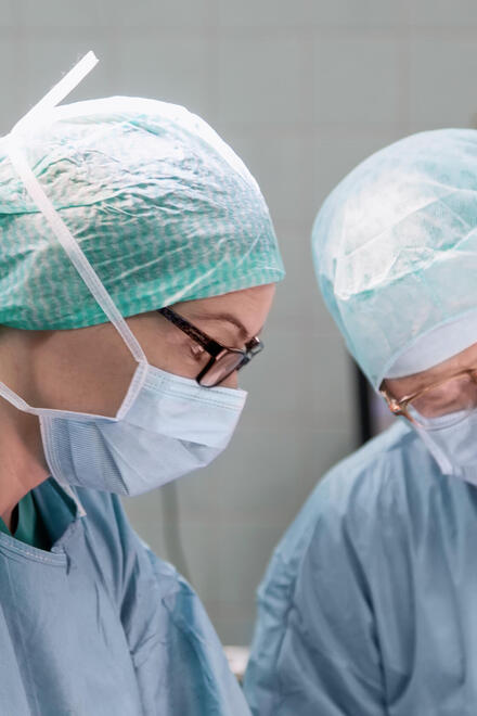 Ärzte in Operationskleidung.