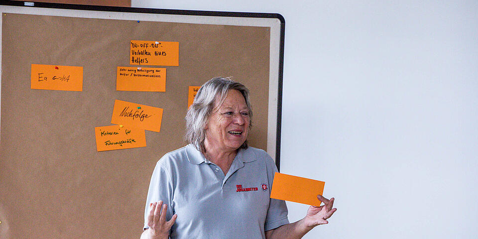 Eine Ehrenamtliche hält einen Workshop