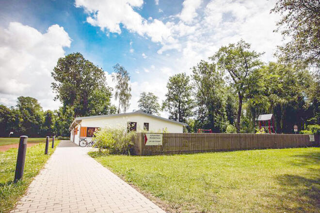 Foto des Johanniter Kinderhaus „An der Amper“ unter schönem blauem Himmel.