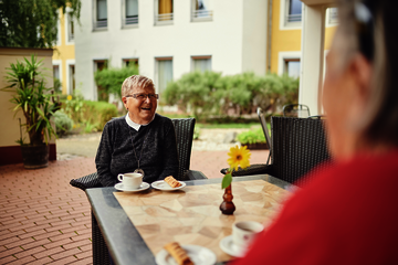 Bewohner trinken gemeinsam Kaffee