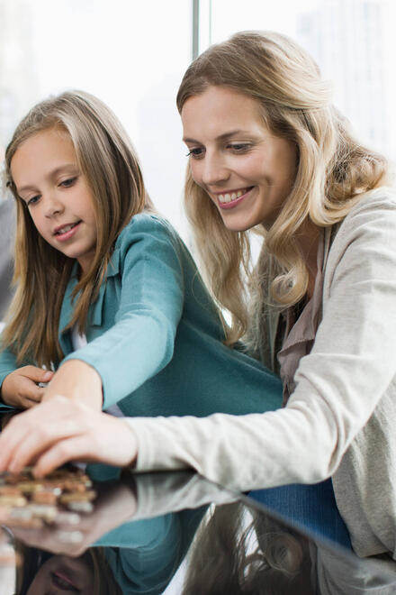 Eine Frau und ein Mädchen spielen gemeinsam.