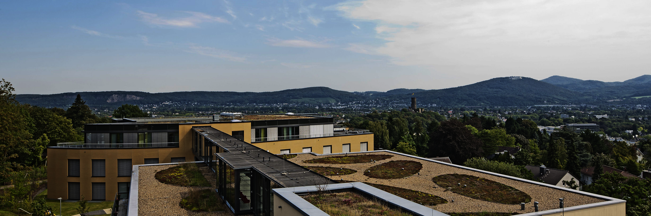 Ausblick von oben über die Dächer der Klinik Richtung Siebengebirge