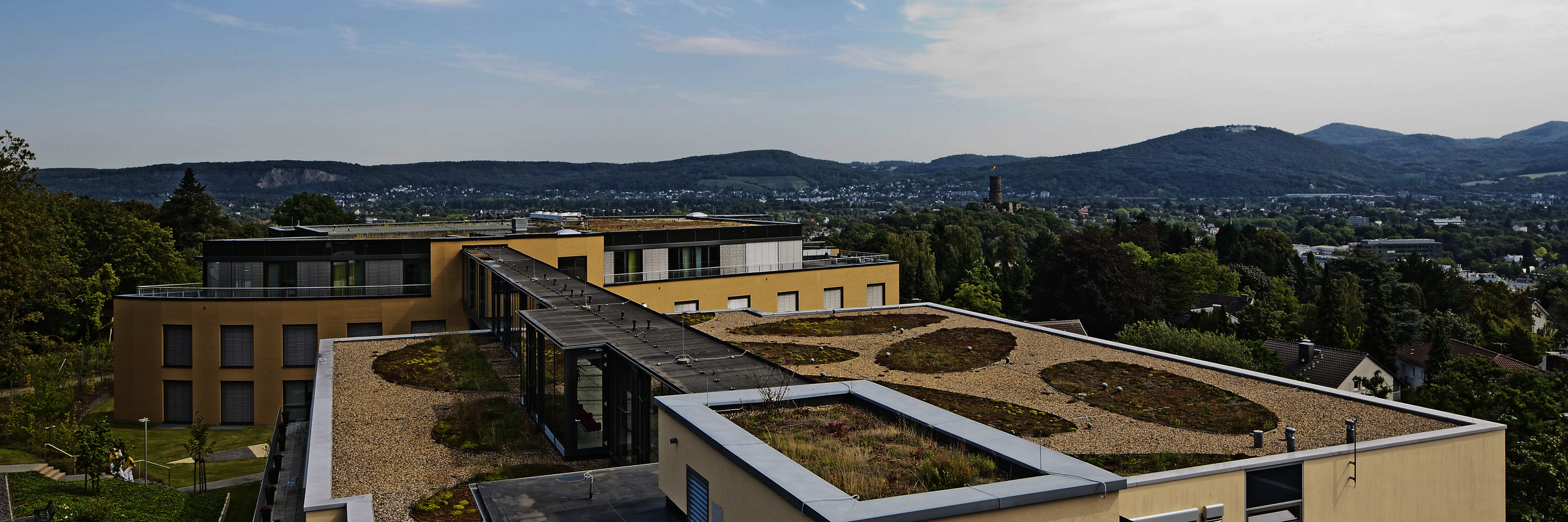 Ausblick von oben über die Dächer der Klinik Richtung Siebengebirge