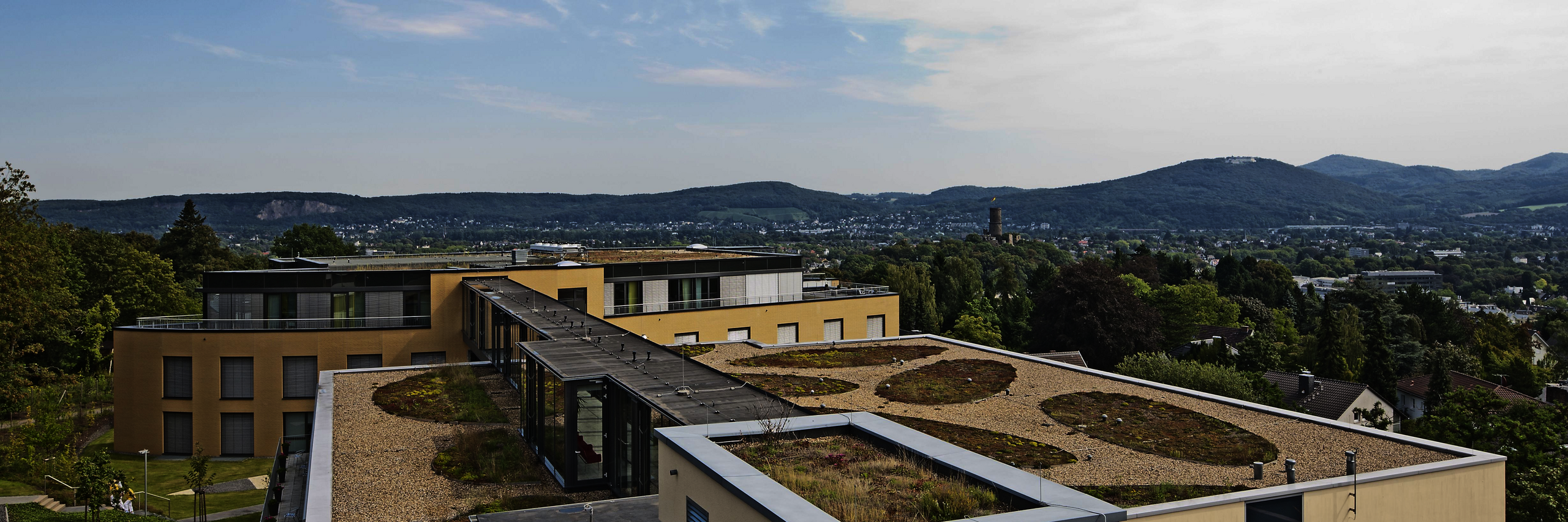 Ausblick von oben über die Dächer der Klinik Richtung Siebengebirge