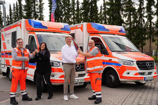 Schlüsselübergabe zwei RTWs vom Vorstand an die Rettungsdienstleitung