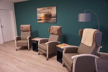 Drei Sessel im Aufenthaltsraum der Tagespflege Cuxhaven