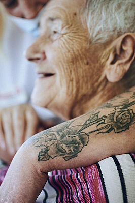 Mitarbeiterin umarmt eine Bewohnerin