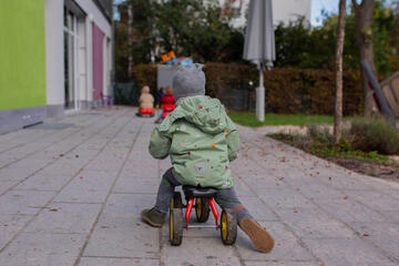 Spielendes Kind auf Außengelände der Kita