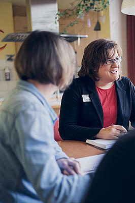 Eine Besprechung mit Mitarbeiterinnen und Mitarbeitern