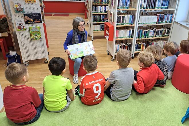 Vorlesezeit mit Gemeindebücherei-Mitarbeiterin Silke Klumpp.