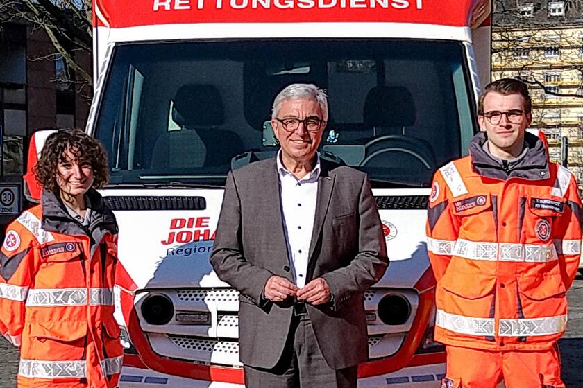 Bild von Sanitätern vor RTW