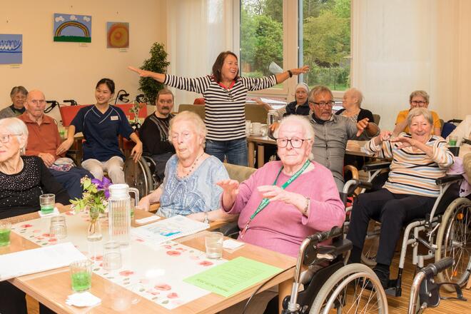Mit Schwung in den Mai – Maifest im Johanniter-Haus Waibstadt