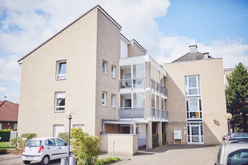 Seitenansicht vom Parkplatz auf die Einrichtung Johanniter-Stift Wassenberg