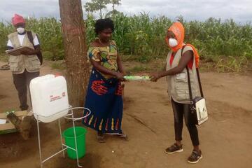 Eine Frau überreicht einer anderen Frau Seife