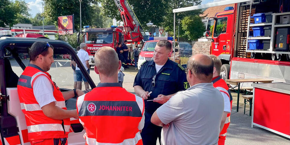 Eine Gruppe von Einsatzkräften im Gespräch