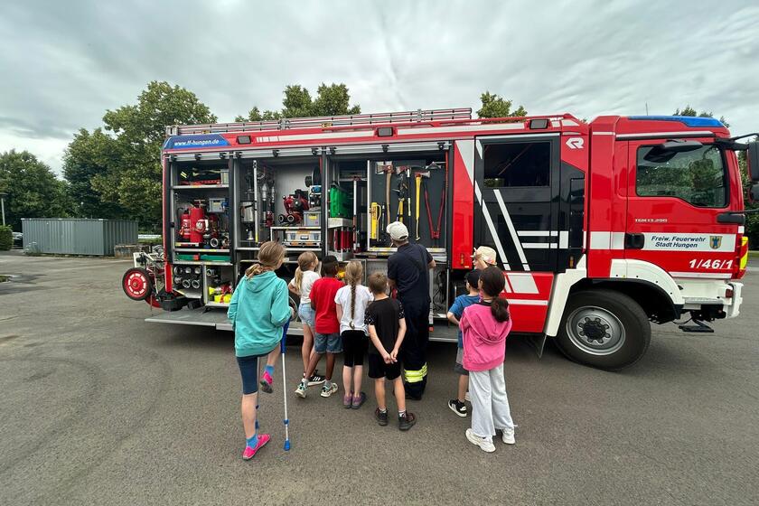 Schulkinder vor Feuerwehr-Löschfahrzeug