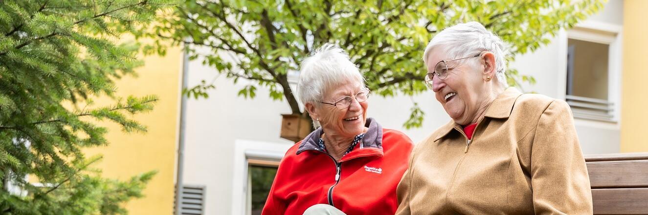 Bewohnerinnen im Garten