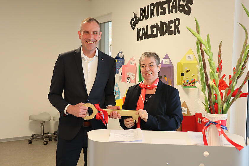 regionalvorstand Alexander Knoop und Kita-Bereichsleitung Johanna Schwarz