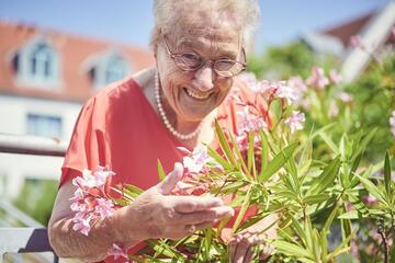 Eine Bewohnerin im Garten