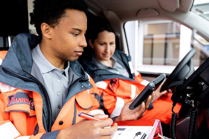 Zwei Rettungskräfte der Johanniter sitzen im Einsatzfahrzeug.