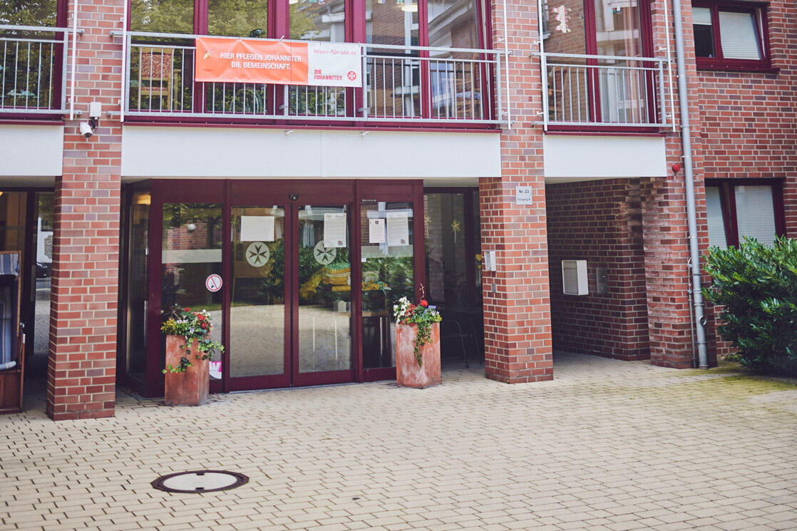Gepflasterter Vorplatz zum Eingang vom rotgeklinkerten Johanniter-Stift Wuppertal
