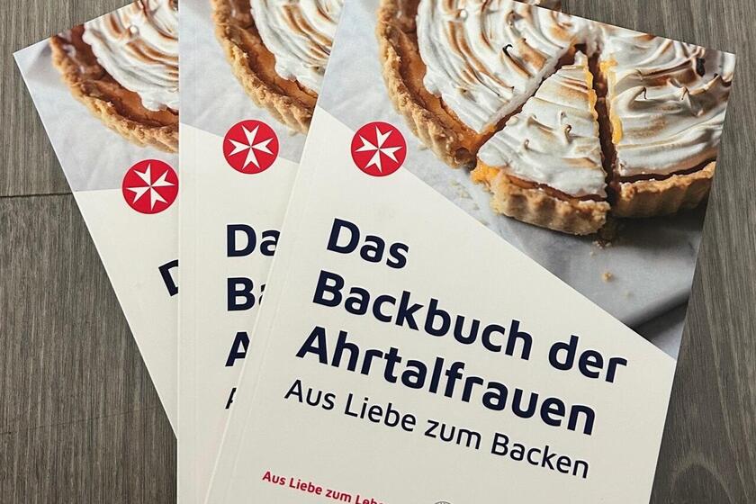 Drei Exemplare von Das Backbuch der Ahrtalfrauen liegen auf einem Tisch
