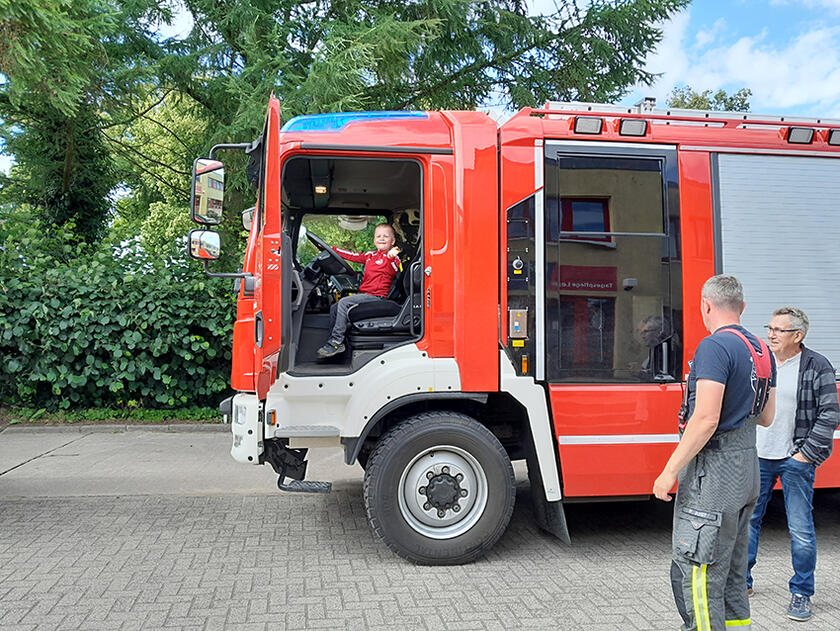 Die Freiwillige Feuerwehr Leezen war mit dem großen Löschfahrzeug beim Sommerfest der Johanniter-Kita Zwergenparadies in Leezen dabei