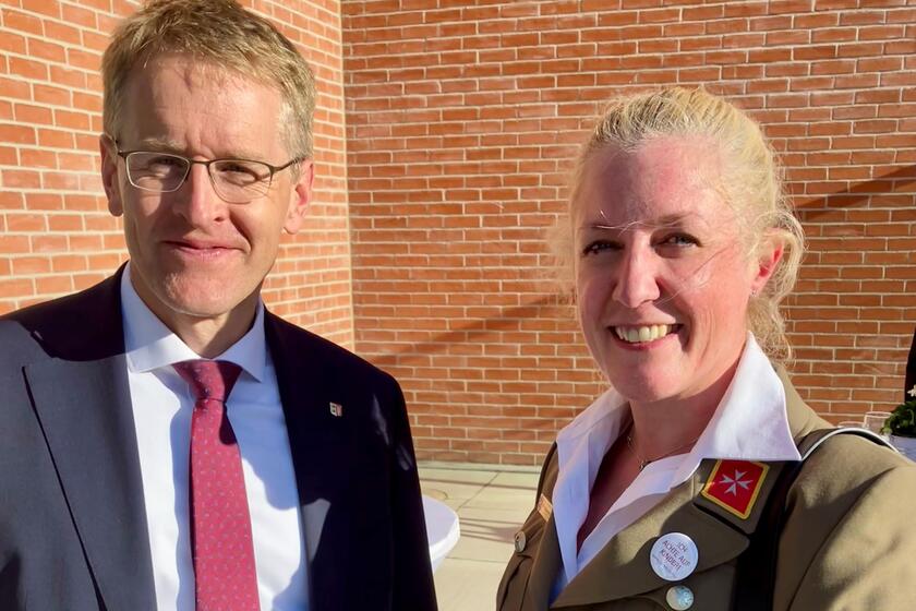 Ministerpräsident Daniel Günther steht neben Helena Hasenkamp von den Johannitern