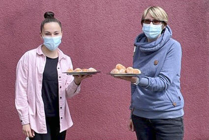 Tanja Rother und Ramona Heiser aus der Kita Kleine Wilde freuen sich über die Aktion der Bäckerei Kolls.