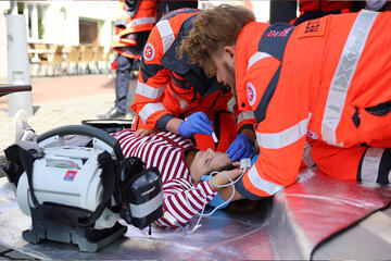 Einsatzkräfte der Mainzer Johanniter behandeln eine Person in einem Fallbeispiel beim Landeswettkampf der Johanniter.