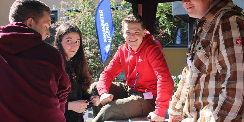 Gruppe Jugendlicher, die an einbem Flipchart arbeiten.