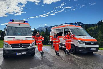 Unsere zwei B-KTW bei einem Einsatz im Kleinwalsertal