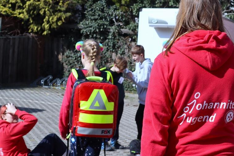 Spielerisch Lernen: Bei Übungen in der Johanniter-Dienststelle Ronnenberg trainieren schon die Jüngsten unter anderem den Umgang mit einer Einsatztasche.