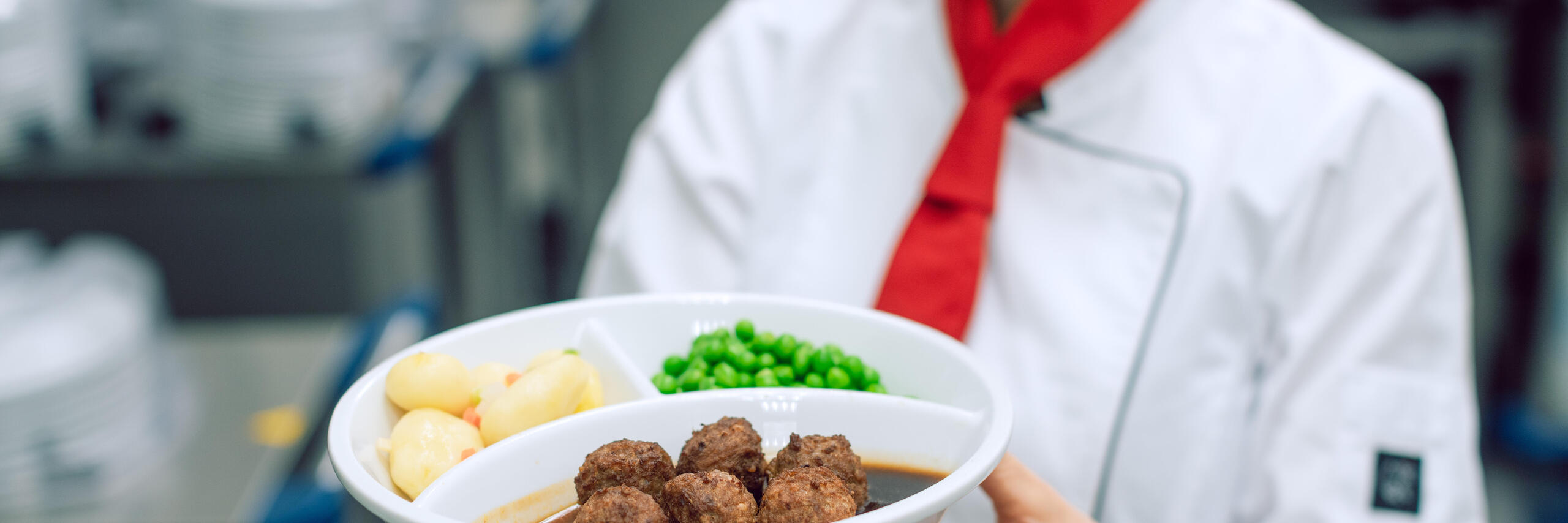 Person präsentiert Essen