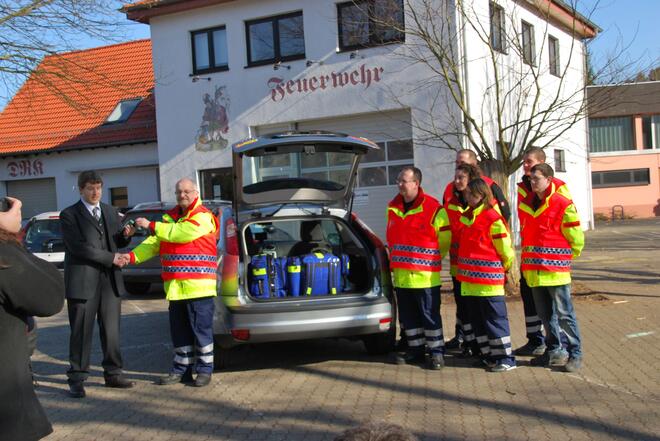 Neue First Responder mit dem Bürgermeister in Humes vor dem Feuerwehrhaus mit Wagen und Ausstattung.