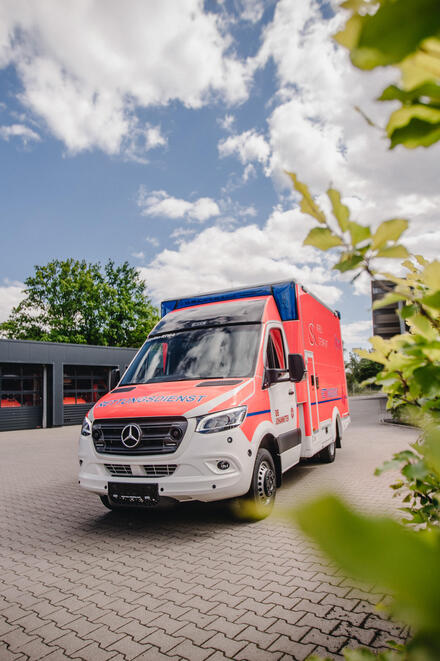 Ein Rettungswagen steht vor der Rettungswache