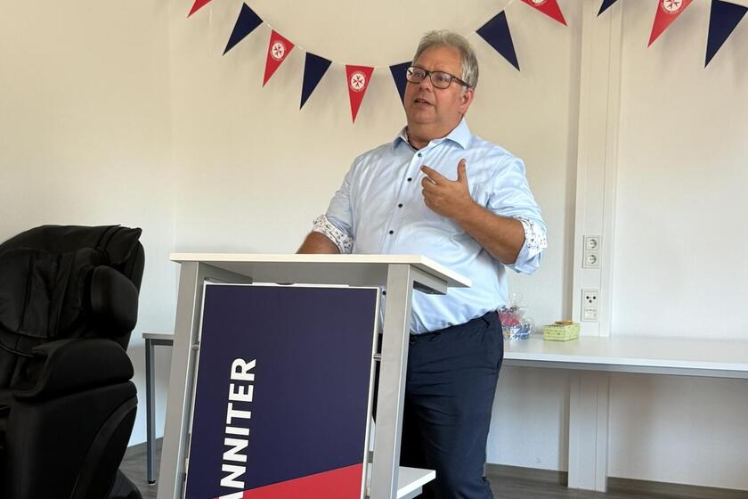 Redner hinter Rednerpult.