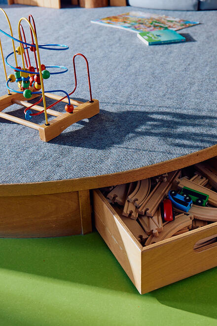 Man sieht Spielzeug, welches auf einer Anhöhe steht