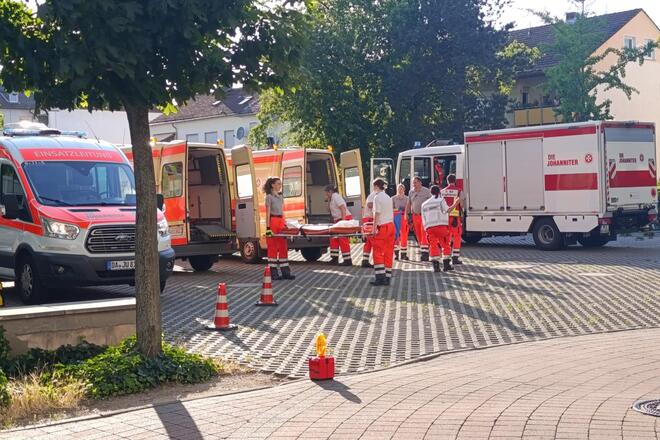 3.Sanitätszug beim Ausladen des Equipments aus den Einsatzfahrzeugen