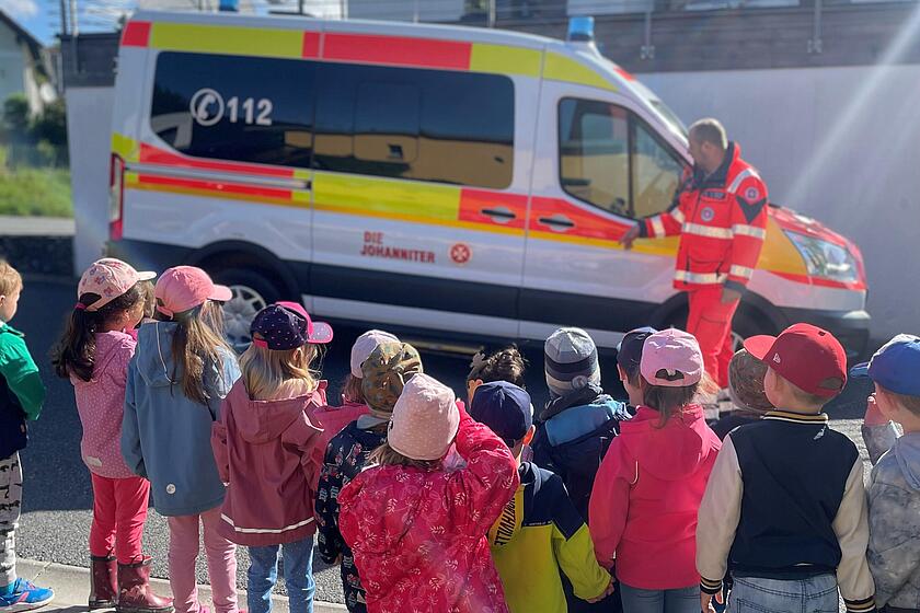 Kinder bestaunen Rettungswagen