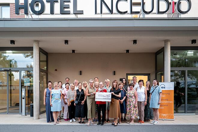 Spendenübergabe vorm Hotel INCLUDiO