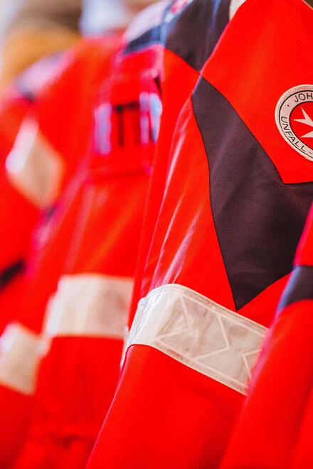 Symbolbild, aufgereihte Mitarbeiter Rettungsdienst