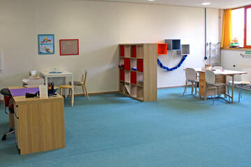 Tisch mit Stühlen zum Erledigen der Hausaufgaben oder für gemeinsame Spiele.