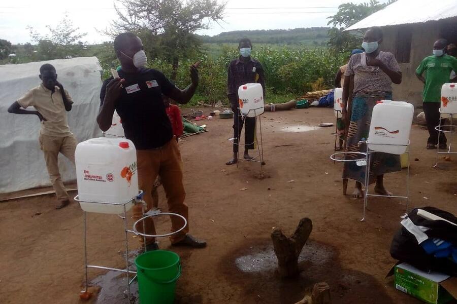 Gemeindebasierte Helferinnen und Helfer machen auf die Bedeutung des Händewaschens gegen Corona in Trainings aufmerksam. 