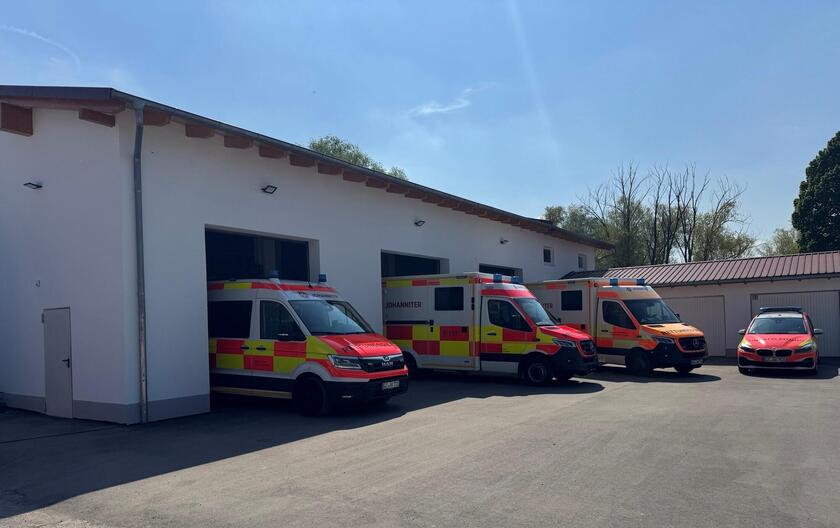 Ansicht RettungsWache in Kleinkötz. Die Tore sind geöffnet, man kann 4 Einsatzfahrzeuge sehen.