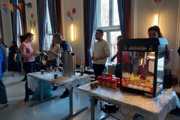 Die Popcornmaschine wird von Mitarbeitenden bedient.