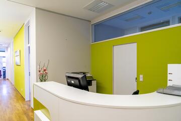 Anmeldung und Rezeptionstresen in der Physiotherapie am Drägerwerk der Johanniter.