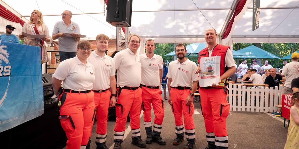 Johanniter posieren im Festzelt nach dem Weltrekordversuch.