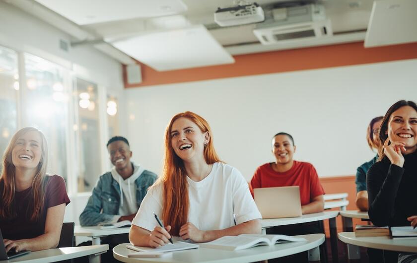 Kursteilnehmende sitzen im Klassenraum in der Johanniter-Akademie.